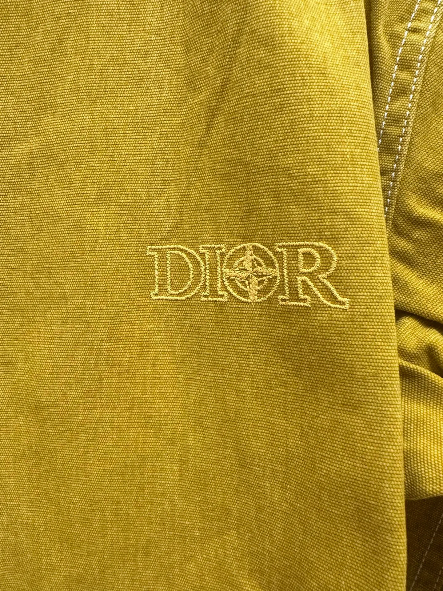 P440 Dior Stone Island joint embroidered denim shirt 24ss new model comes from the AND STONE ISLAND limited series, showing the logo of the joint series. Crafted from yellow cotton, it features the AND STONE ISLAND logo on the chest, highlighting Stone Island's classic star logo with the letter O in the logo. Wear it with or over for a sophisticated and trendy look. Same size for men and women: S/M/L/XL